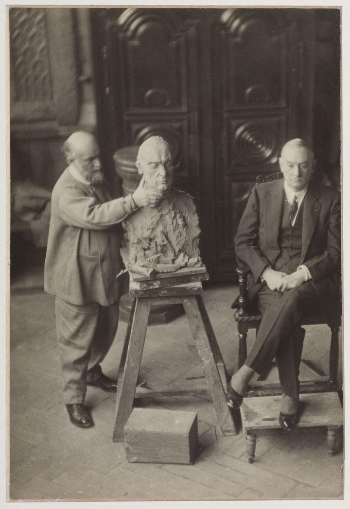 Antoine Bourdelle travaillant au buste de Marcello de Alvear (1868-1942), homme d'Etat argentin. 1922. (© RODOLFO ALCORTA - REPRODUCTION : MUSÉE BOURDELLE / PARISIENNE DE PHOTOGRAPHIE)