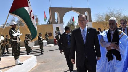 Ban Ki-moon dans un camp de réfugiés à Tindouf (Algérie) (STRINGER / AFP )