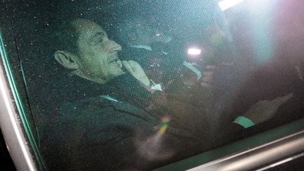 L'ancien pr&eacute;sident de la R&eacute;publique, Nicolas Sarkozy, photographi&eacute; &agrave; travers la vitre de sa voiture &agrave; la sortie de son audition de 12 heures par les juges charg&eacute;s de l'affaire Bettencourt, jeudi 22 novembre 2012.&nbsp; (PIERRE ANDRIEU / AFP)