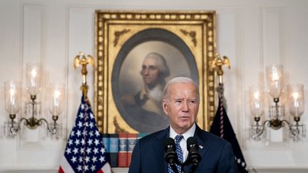 Le président américain Joe Biden  dans la salle de réception diplomatique de la Maison-Blanche, le 8 février 2024 à Washington, DC. (NATHAN HOWARD / GETTY IMAGES NORTH AMERICA)