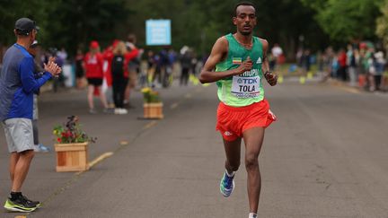 Tamirat Tola, vainqueur du marathon des championnats du monde à Eugene, aux Etats-Unis, le 17 juillet 2022.&nbsp; (PATRICK SMITH / POOL)