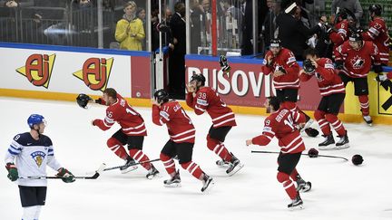 La joie des hockeyeurs canadiens (YURI KADOBNOV / AFP)