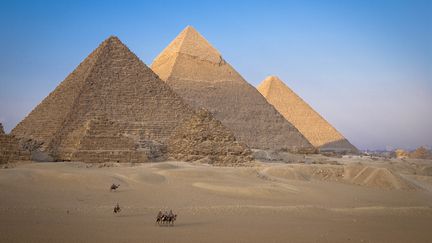 Les pyramides de Kheops, Kephren et Mekerinos, à Gizeh, en Egypte, le 21 octobre 2020. (JACQUES SIERPINSKI / AFP)