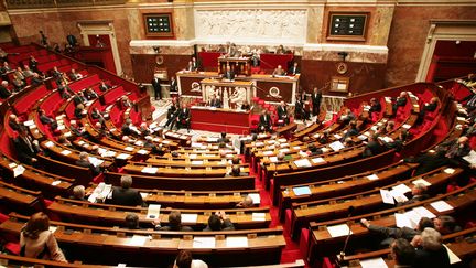 Des d&eacute;put&eacute;s dans l'h&eacute;micycle de l'Assembl&eacute;e nationale, le 30 novembre 2004, &agrave; Paris. (PASCAL PAVANI / AFP)