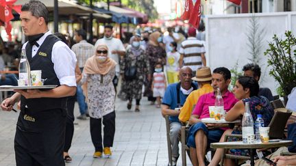 Un bar sur l'avenue Habib Bourguiba à Tunis, le 28 juillet 2021.&nbsp; (FETHI BELAID / AFP)