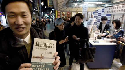 Les fans du romancier Haruki Murakami se précipitent dans les librairies pour acheter son dernier roman "Le meurtre du commandant de la chevalerie"  (23 février 2017)
 (TORU YAMANAKA / AFP)