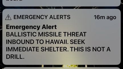 Capture d'écran d'un smartphone ayant reçu l'alerte&nbsp;alerte au missile envoyée samedi 13 janvier 2018 aux habitants de l'île de Hawaï. (VALERIE BEYERS / REUTERS)