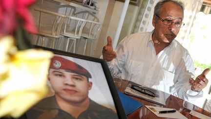 &nbsp; (Le père du jeune militaire à côté de la photo de son fils, Abel Chennouf, avait saisi la justice © MaxPPP)