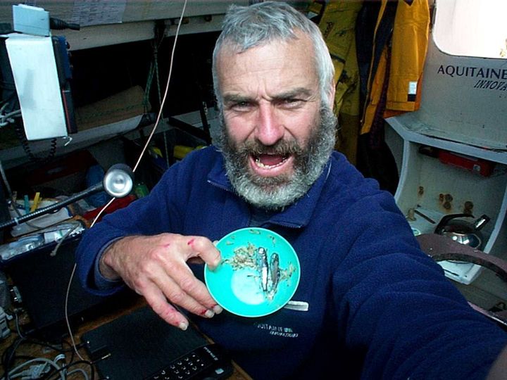 Yves Parlier pose avec le résultat de sa pêche, le 25 janvier 2001, lors du Vendée Globe. (YVES PARLIER / AFP)