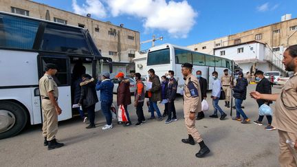 Des migrants issus du Bangladesh, secourus en mer alors qu'ils tentaient de traverser la Méditerranée, sont expulsés de Libye, le 26 octobre 2021 à Tripoli.&nbsp; (MAHMUD TURKIA / AFP)