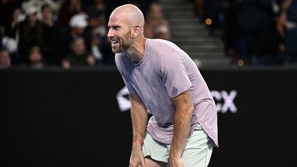 Adrian Mannarino lors de sa victoire face à Ben Shelton au troisième tour de l'Open d'Australie, le 19 janvier 2024. (ANTHONY WALLACE / AFP)