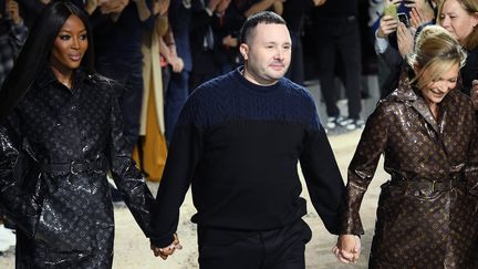 Kim Jones avec Naomi Campbell et Kate Moss au final Vuitton ah 2018, à Paris
 (Dominique Charriau / Getty Images)