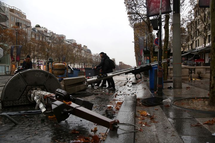 Des feux tricolores endommagés, le 25 novembre 2018 sur les Champs-Elysées. (ZAKARIA ABDELKAFI / AFP)