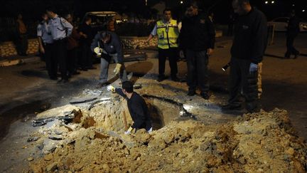 Une roquette tir&eacute;e depuis Gaza a atterri le 13 mars 2012 sur un parking de la ville de Netivot, une localit&eacute; isra&eacute;lienne. (DAVID BUIMOVITCH / AFP)