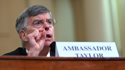 William Taylor, plus haut diplomate de l'ambassade américaine à Kiev (Ukraine),&nbsp;prend la parole dans le cadre de l'enquête en destitution contre Donald Trump, le 13 novembre 2019 à Washington. (ANDREW CABALLERO-REYNOLDS / AFP)