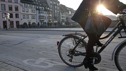 Un cycliste dans une rue de Strasbourg (Bas-Rhin). (MAXPPP)