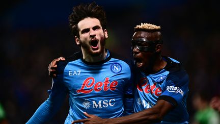 Kvicha Kvaratskhelia et Victor Osimhen lors du succès du Napoli contre Sassuolo le 17 février 2023. (MARCO BERTORELLO / AFP)