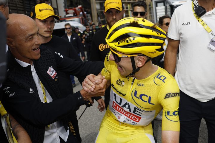 Mauro Gianetti et Tadej Pogacar célèbrent la victoire du Slovène sur la 14e étape du Tour de France 2024 le 13 juillet 2024 au Pla d’Adet. (Stéphane MAHE / Maxppp)