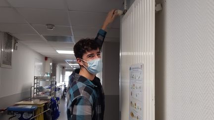 Maxime Martin, conseilleur '"écologie et énergie", vérifier que les radiateurs sont bien réglés dans les couloirs du CHU de Montpellier.&nbsp; (SOLENNE LE HEN / RADIO FRANCE)