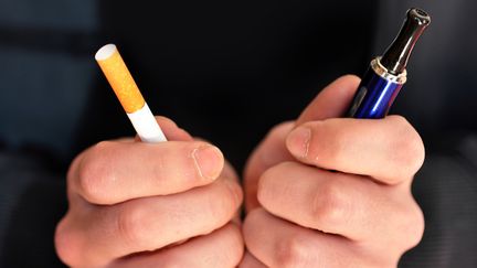 Cigarette versus e-cigarette : de nouvelles recommandations de prudence du Haut conseil de santé publique.&nbsp; (MARTINA PARANINFI / MOMENT RF / GETTY IMAGES)