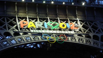 En juillet 2005, la candidature de Paris pour les Jeux olympiques de 2012 s'affiche même sur la Tour Eiffel (MAXPPP)