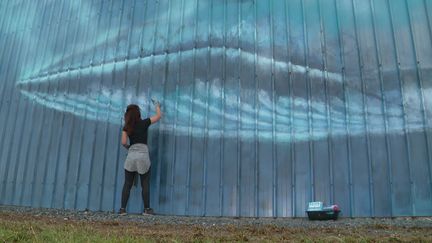 Réalisée au pinceau par l'artiste Sandrot, une fresque impressionnante de baleine est à découvrir à l'aéroport de La Rochelle. (France 3 Poitou-Charente)