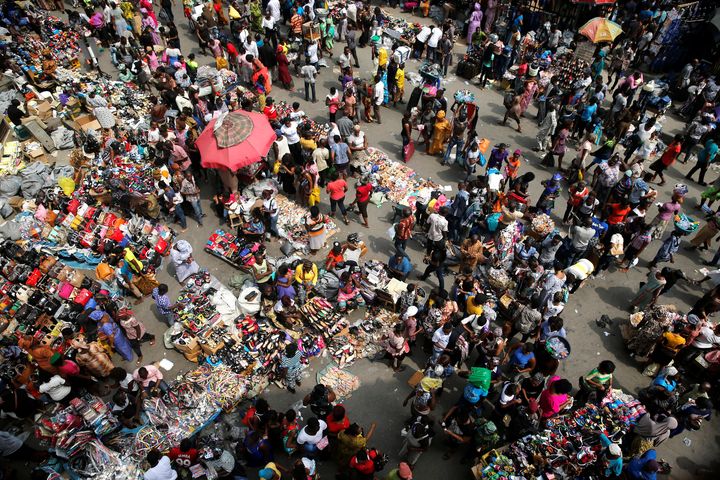 Foule sur un marché à Lagos (Nigeria) le 24 décembre 2014. Les Africains sont largement négligés par les recherches génétiques... (REUTERS - AKINTUNDE AKINLEYE / X02000)