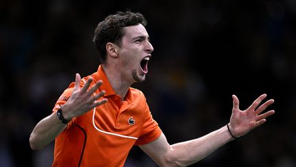 Le Français Ugo Humbert a fait tomber le numéro 2 mondial, Carlos Alcaraz, en huitièmes de finale du Rolex Paris Masters, à Paris, le 31 octobre 2024. (JULIEN DE ROSA / AFP)