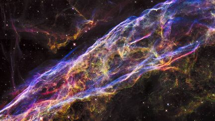 L'explosion d'une étoile est appelée supernova. Voici le détail de la nébuleuse Veil, le reste d'une supernova survenue il y a&nbsp;8 000 ans. C'est&nbsp;une immense étendue de gaz, large de 110 années-lumières. (HUBBLE SPACE TELESCOPE / NASA / ESA)