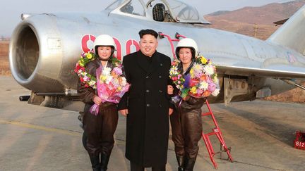 Le leader nord-cor&eacute;en Kim Jong-un (C) pose en compagnie de pilotes lors d'une visite des Forces a&eacute;riennes populaires de Cor&eacute;e du Nord, le 28 novembre 2014. (KCNA / AFP)