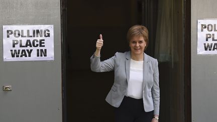 La Première ministre écossaise, Nicolas Sturgeon, sort d'un bureau de vote le 23 juin 2016, à Glasgow, à l'occasion du référendum sur le Brexit au Royaume-Uni. (CLODAGH KILCOYNE / REUTERS)