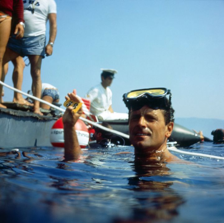 Le plongeur Enzo Maiorca lors de son record mondial d'immersion en apnée à 58 mètres de profondeur, en 1973. (LEEMAGE / AFP)