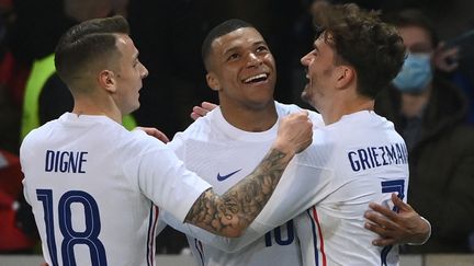 La joie de Lucas Digne, Kylian Mbappé et Antoine Griezmann face à l'Afrique du Sud, mardi 29 mars 2022. (FRANCK FIFE / AFP)