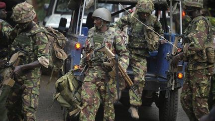 Des soldats des forces sp&eacute;ciales kenyanes arrivent &agrave; proximit&eacute; du centre commercial de Westgate, &agrave; Nairobi, pris d'assaut par des terroristes shebabs somaliens, samedi 21 septembre 2013.&nbsp; (SIMON MAINA / AFP)