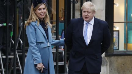 Boris Johnson et sa fiancée Carrie Symonds quittent l'abbaye de Westminster, à Londres (Royaume-Uni), le 9 mars 2020. (TOLGA AKMEN / AFP)