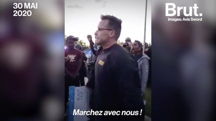 Ce jour-là, face à la colère des manifestants après la mort de George Floyd, ce shérif a pris une décision inattendue : enlever son casque et les rejoindre, pour marcher ensemble. Il raconte.