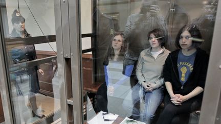 Les membres du groupe punk Pussy Riot, le 1er octobre 2012, au tribunal municipal de Moscou. (ANDREY STENIN / RIA NOVOSTI / AFP)