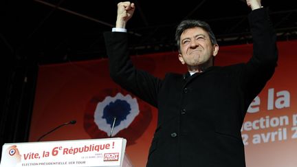 Le candidat du Front de Gauche Jean-Luc M&eacute;lenchon s'exprime place Stalingrad &agrave; Paris, le 22 avril 2012. (MARTIN BUREAU / AFP)