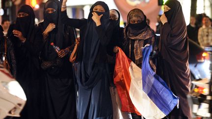 Des femmes en niqab c&eacute;l&egrave;brent la victoire de Fran&ccedil;ois Hollande avenue des Champs-Elys&eacute;es &agrave; Paris. (LIONEL BONAVENTURE / AFP)