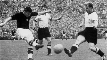 Ferenc Puskas arme une frappe lors de la finale de la Coupe du monde 1954 entre la Hongrie et l'Allemagne. (DB / DPA via AFP)