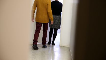 Un homme suit de très près une femme sur un lieu de travail. (PIERRE HECKLER / MAXPPP)