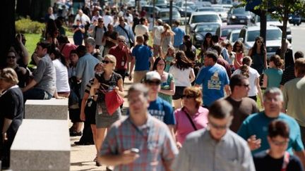 Touristes et fonctionnaires sur un trottoir de la capitale américaine après le séisme (AFP)