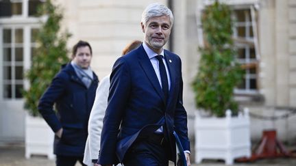 Le président du groupe LR à l'Assemblée, Laurent Wauquiez, dans la cours de Matignon, à Paris, le 19 décembre 2024. (JULIEN DE ROSA / AFP)