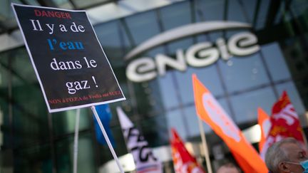 Rassemblement dans le cadre de la journee de mobilisation de l'intersyndicale de Suez contre l'offre de Veolia, devant la Tour Engie, à Courbevoie (Hauts-de-Seine), le 22 septembre 2020. (ROMUALD MEIGNEUX/SIPA)