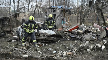 Des habitations et voitures détruites par une frappe en banlieue de Kiev (Ukraine), le 29 décembre 2022. (GENYA SAVILOV / AFP)