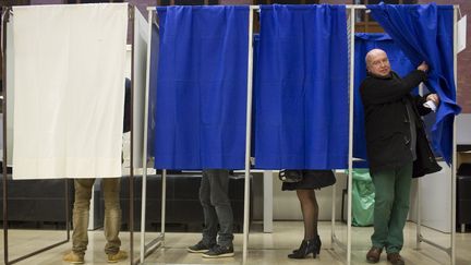 Des Lillois votent dans leur ville au second tour des élections régionales le 13 décembre&nbsp;2015. (KRISTINA AFANASYEVA / RIA NOVOSTI / AFP)