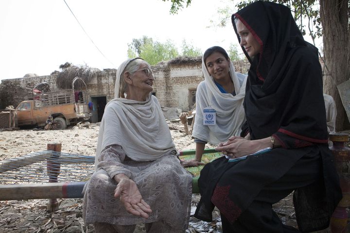 Angelina Jolie auprès des victimes des innondations de l'été 2010 au Pakistan.&nbsp; (JASON TANNER / UNHCR via AFP)