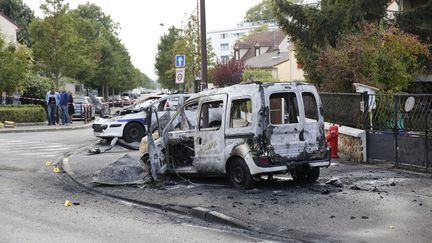 Deux voitures de police ont été brûlées dans la cité de la Grande Borne à Viry-Châtillon, dans l'Essonne, le 8 octobre 2016. (ARNAUD JOURNOIS / MAXPPP)