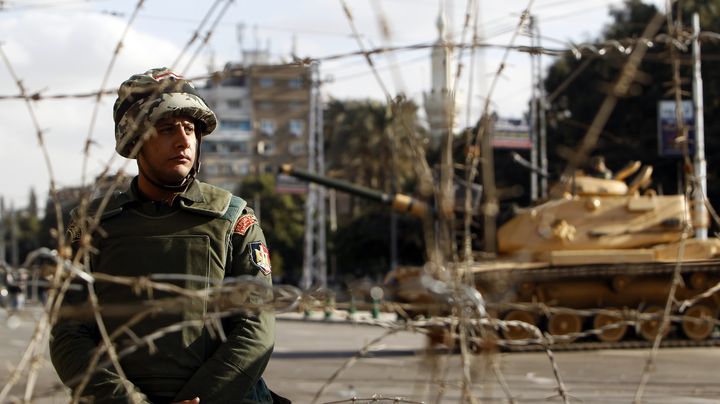 Un militaire monte la garde pr&egrave;s du palais pr&eacute;sidentiel, vendredi 7 d&eacute;cembre 2012, en banlieue du Caire (Egypte). (MOHAMED ABD EL GHANY / REUTERS)