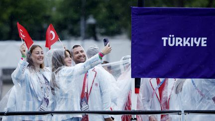 Les athlètes de la délégation turque lors de la cérémonie d'ouverture des Jeux de Paris, le 26 juillet 2024. (CLODAGH KILCOYNE / POOL / AFP)